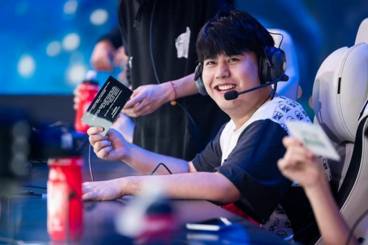 使他在接下 使他在接下